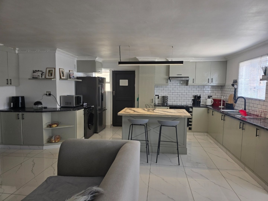 5 Bedroom Property for Sale in Portlands Western Cape